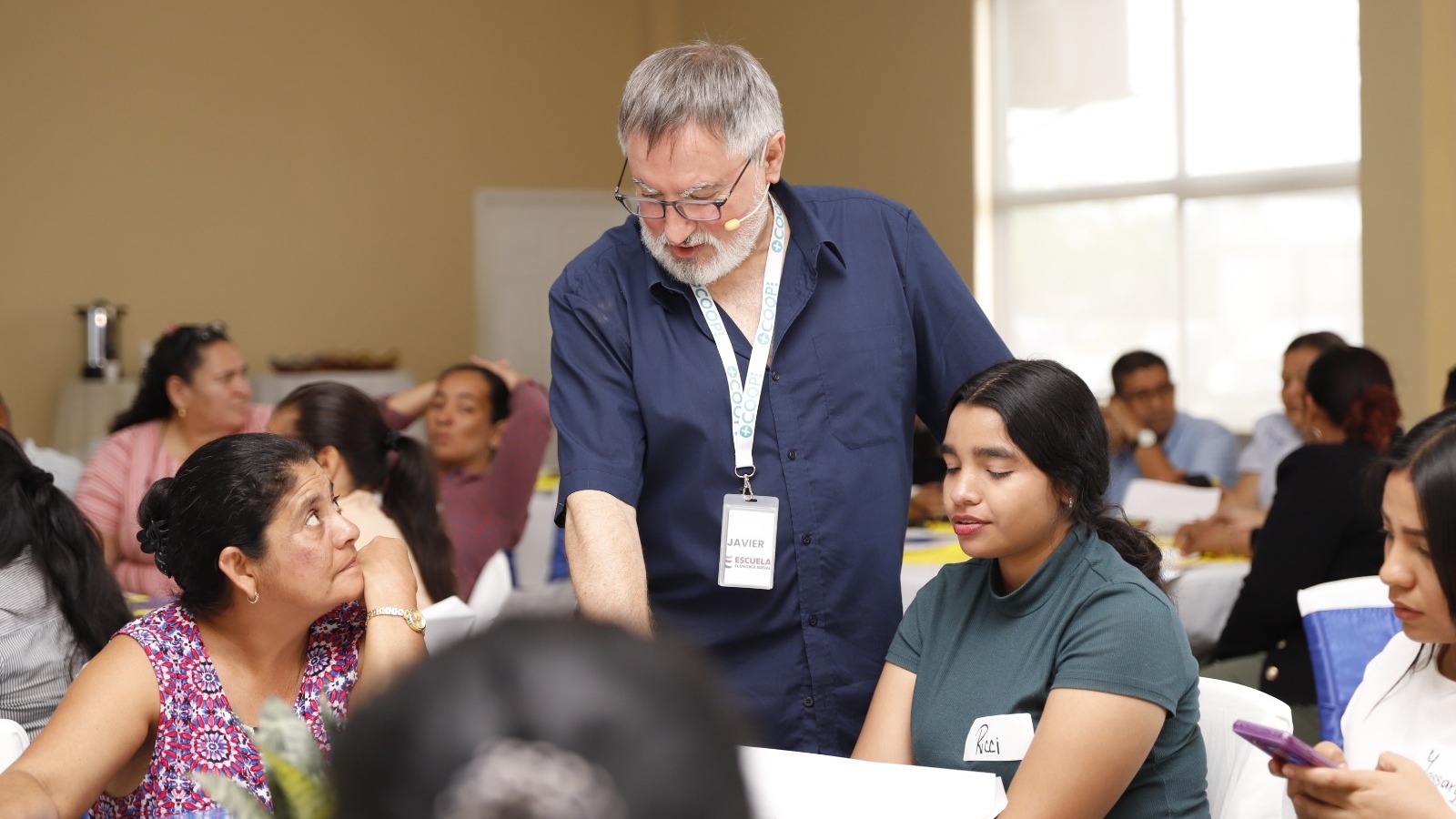 𝗟𝗮 𝗲𝗰𝗼𝗻𝗼𝗺𝗶́𝗮 𝘀𝗼𝗰𝗶𝗮𝗹 𝘀𝗲 𝗳𝗼𝗿𝘁𝗮𝗹𝗲𝗰𝗲 𝗰𝘂𝗮𝗻𝗱𝗼 𝗻𝘂𝗲𝘃𝗮𝘀 𝘃𝗼𝗰𝗲𝘀 𝘀𝗲 𝘀𝘂𝗺𝗮𝗻 𝗮𝗹 𝗰𝗮𝗺𝗯𝗶𝗼.