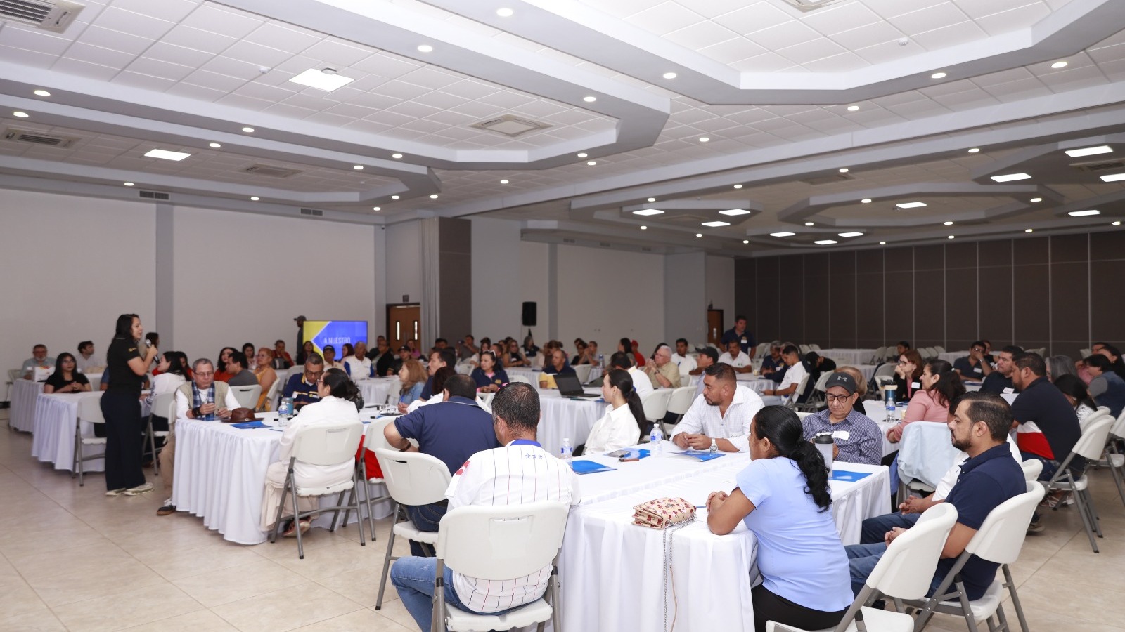 𝗟𝗮 𝗲𝗰𝗼𝗻𝗼𝗺𝗶́𝗮 𝘀𝗼𝗰𝗶𝗮𝗹 𝘀𝗲 𝗳𝗼𝗿𝘁𝗮𝗹𝗲𝗰𝗲 𝗰𝗼𝗻 𝗻𝘂𝗲𝘃𝗮𝘀 𝘃𝗼𝗰𝗲𝘀 𝗾𝘂𝗲 𝘀𝗲 𝘀𝘂𝗺𝗮𝗻 𝗮𝗹 𝗰𝗮𝗺𝗯𝗶𝗼